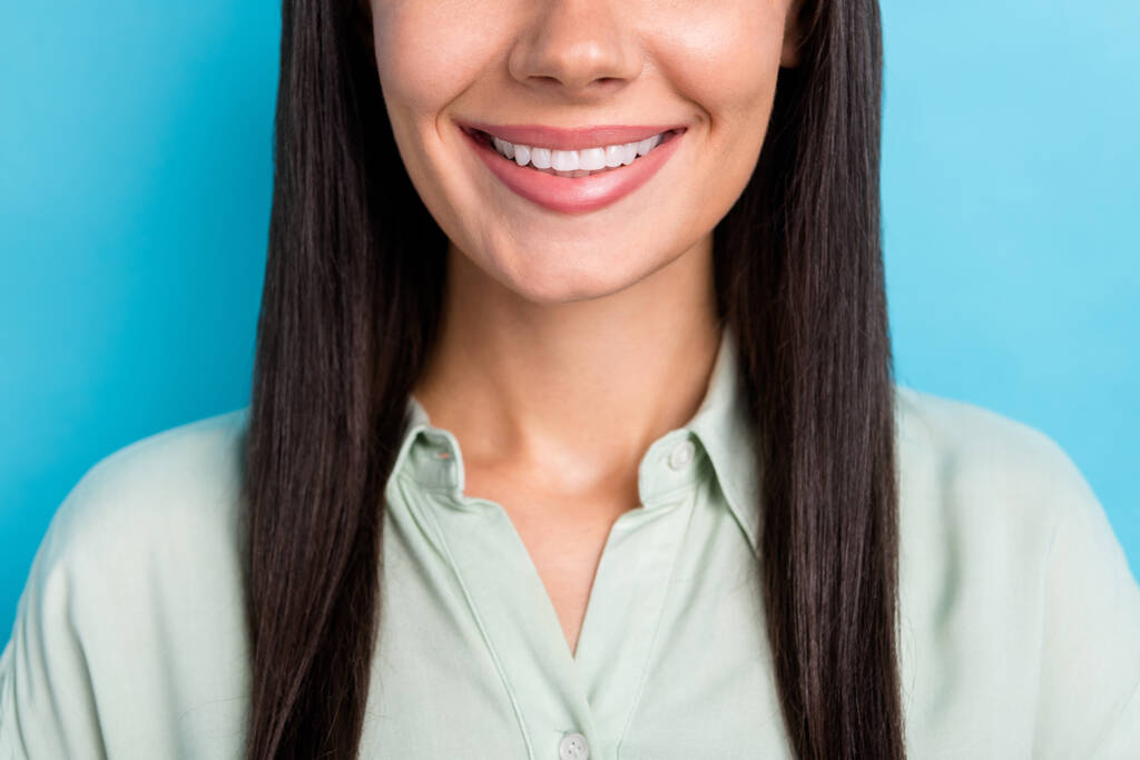Ritagliato foto di giovane allegra signora dente sorriso protezione cavità sbiancamento isolato su sfondo di colore blu - Foto, immagini