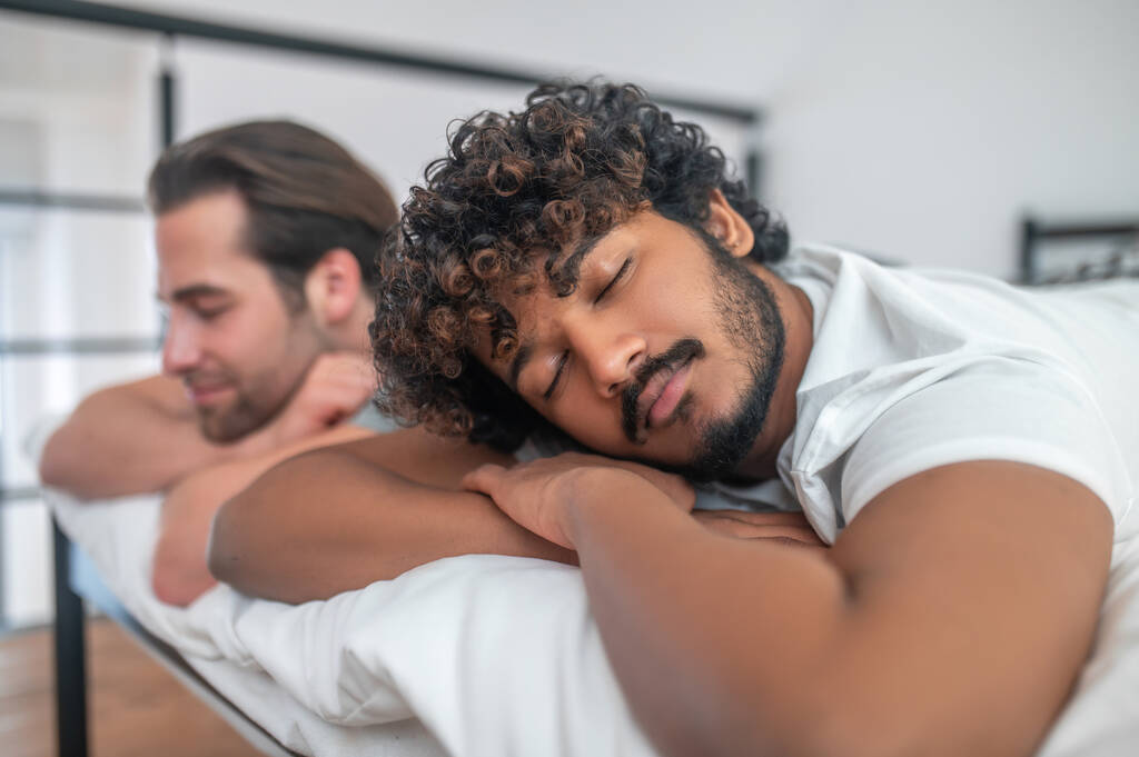 Çift ırklı eşcinsel çift yatak odasında uyuyor. - Fotoğraf, Görsel