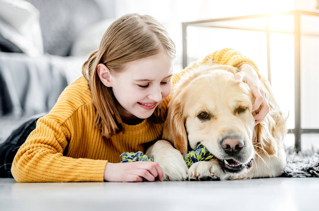 peuter meisje met golden retriever hond - Foto, afbeelding