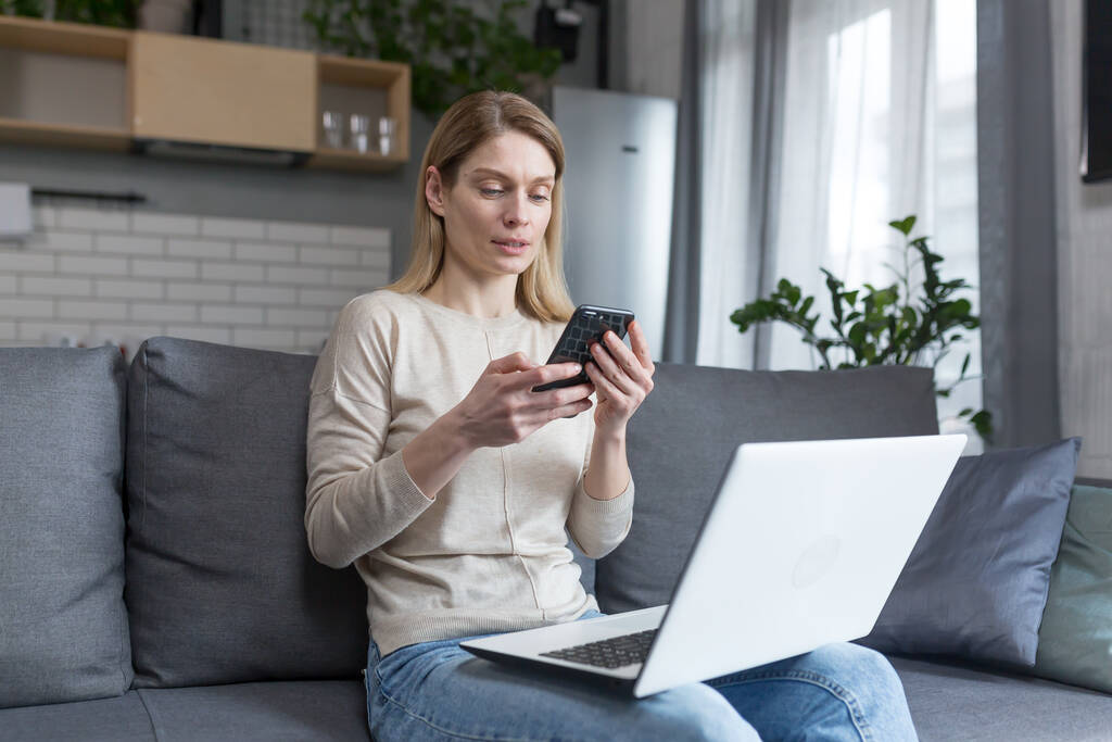 Femme heureuse travaillant à la maison sur un ordinateur portable, pigiste assis sur un miracle - Photo, image
