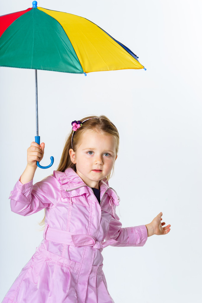 милая маленькая девочка с красочным зонтиком - Фото, изображение