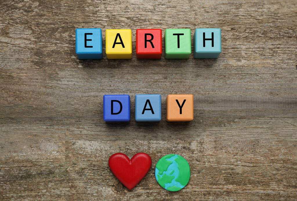 Cubos de colores con palabras Día de la Tierra, corazón decorativo y planeta de plastilina en la mesa de madera, la puesta plana - Foto, Imagen