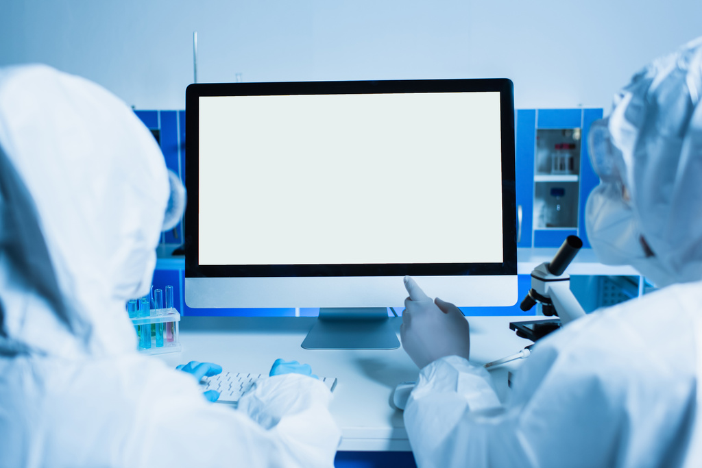 Laboratuvardaki meslektaşımın yanındaki beyaz ekranlı monitöre bakan bilim adamının arka planı - Fotoğraf, Görsel