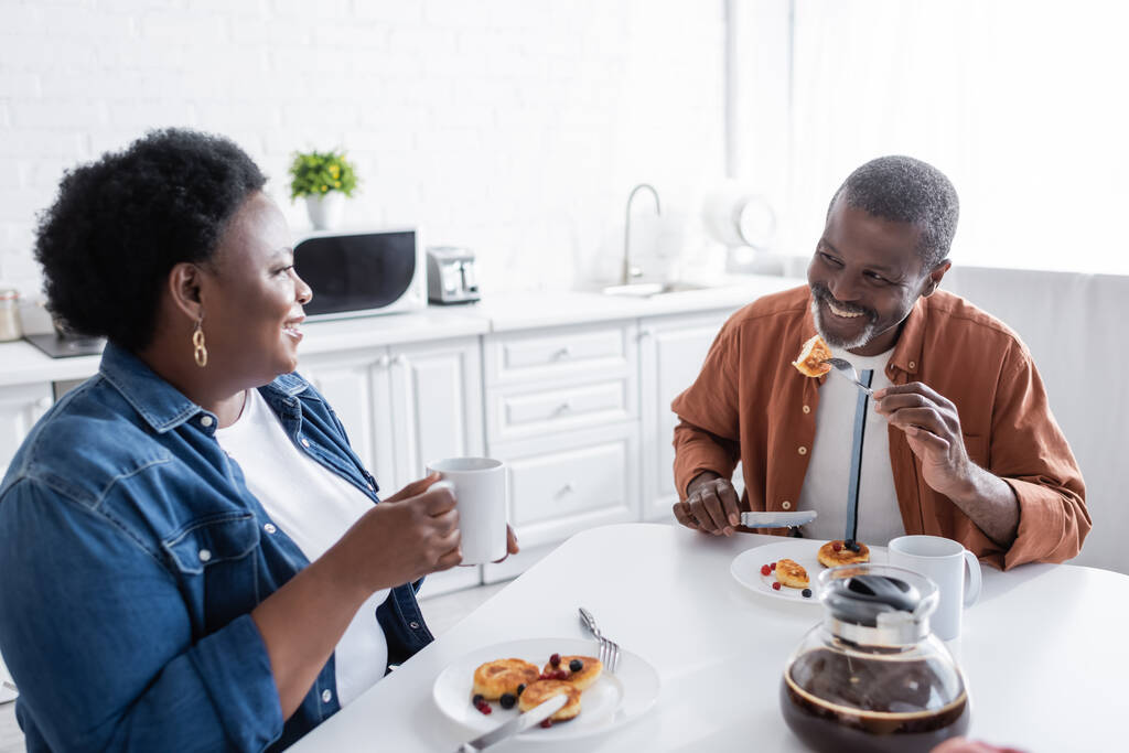 allegra e anziana coppia afroamericana che fa colazione  - Foto, immagini