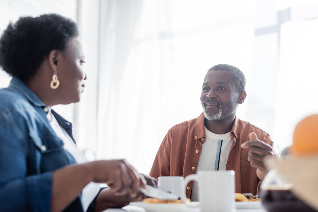 senior homme afro-américain parler avec femme pendant le petit déjeuner  - Photo, image