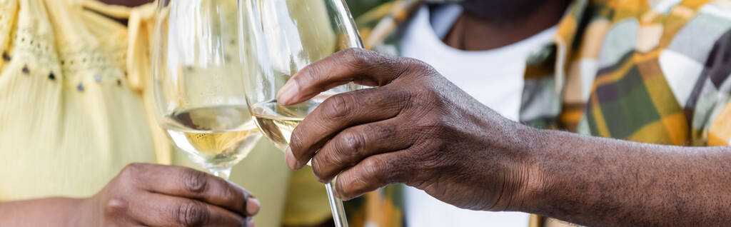 Kıdemli Afro-Amerikan çifti bir kadeh şarap, pankart... - Fotoğraf, Görsel