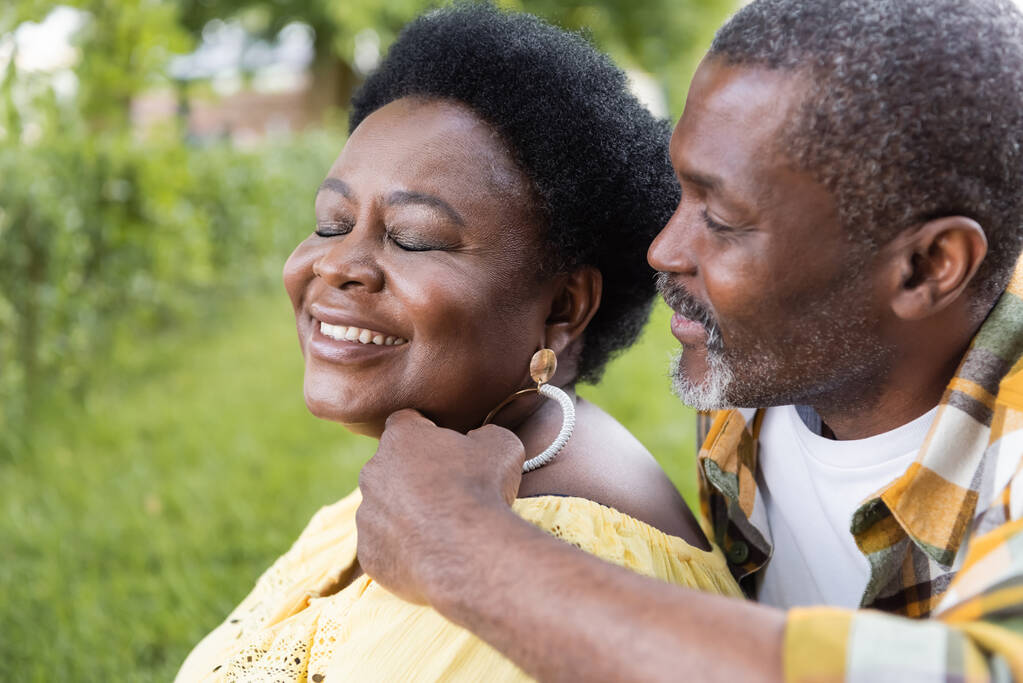 portré boldog és idős afro-amerikai pár csukott szemmel - Fotó, kép