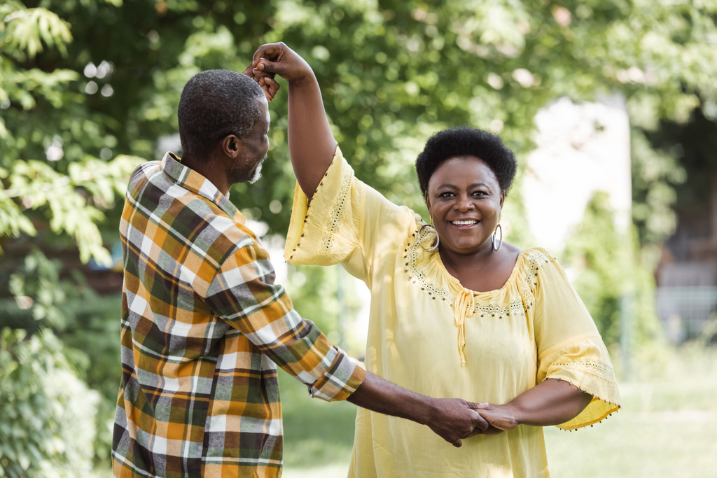 casal africano sênior dançando e sorrindo no parque - Foto, Imagem