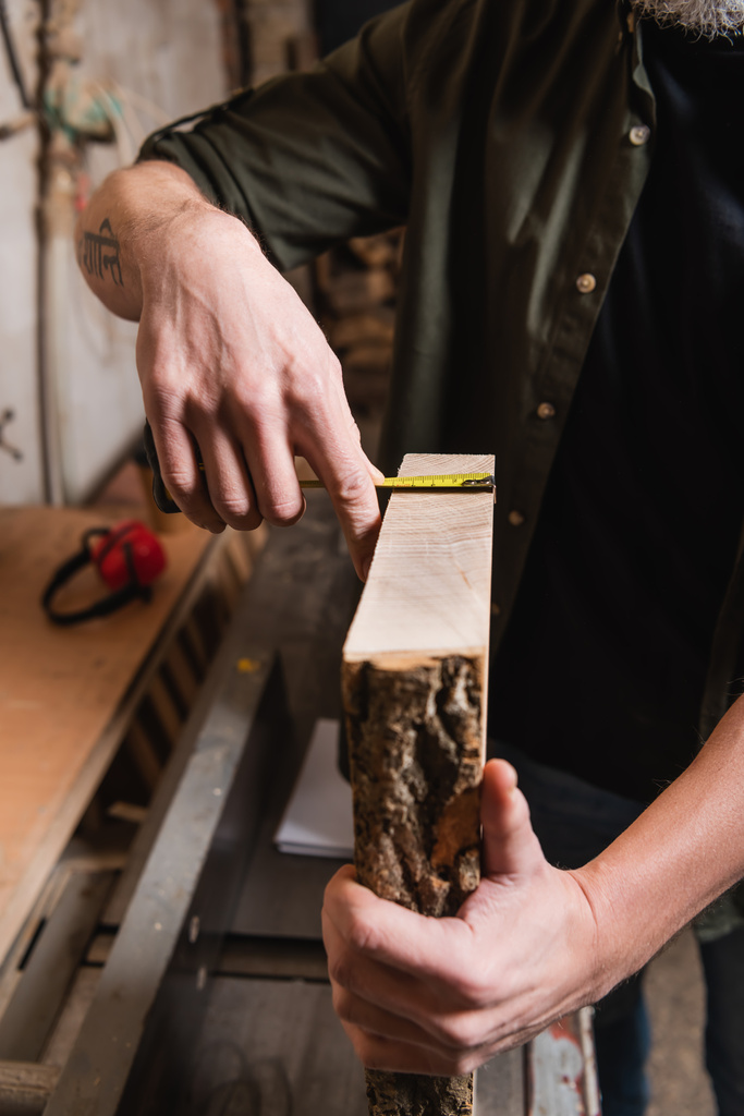 vista cortada da placa de medição de carpinteiro no atelier de madeira - Foto, Imagem