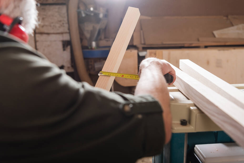Bulanık mobilya tasarımcısının ahşap kalas ölçümünün kısmi görüntüsü - Fotoğraf, Görsel