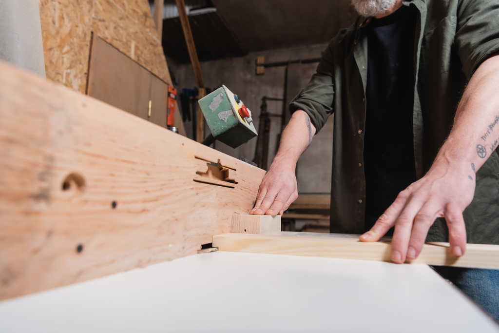 vista parcial del carpintero que trabaja con madera en la máquina de empalme - Foto, imagen