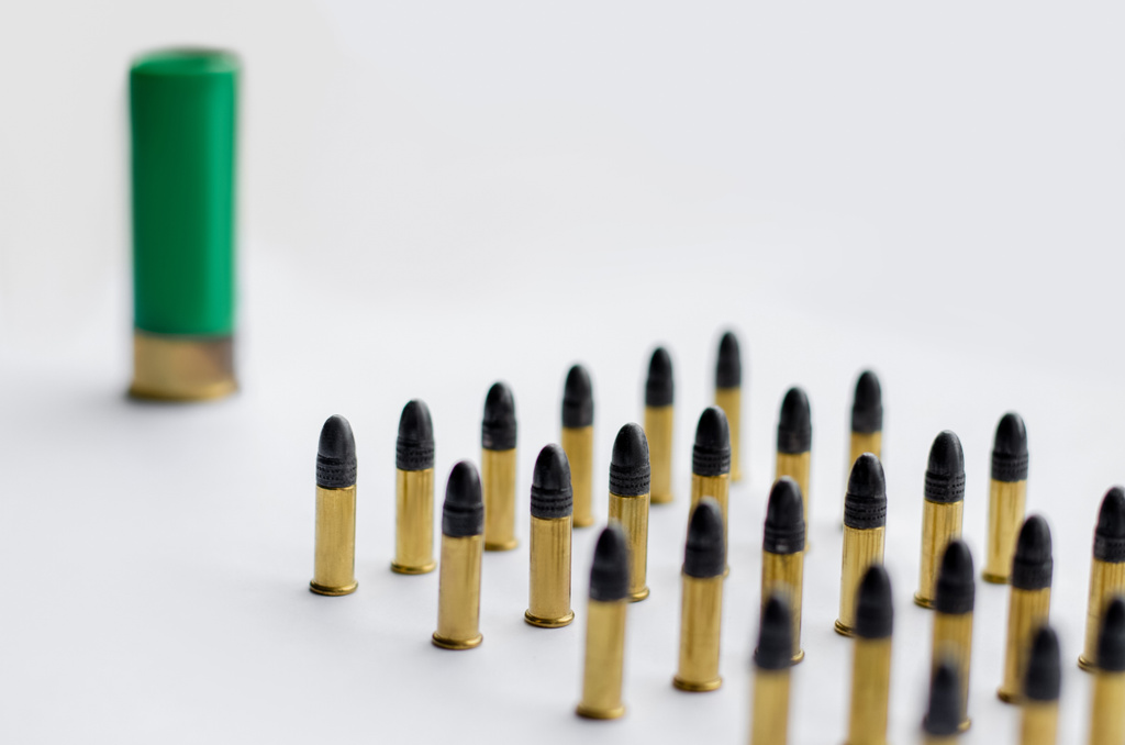 Conjunto de balas no fundo branco
  - Foto, Imagem