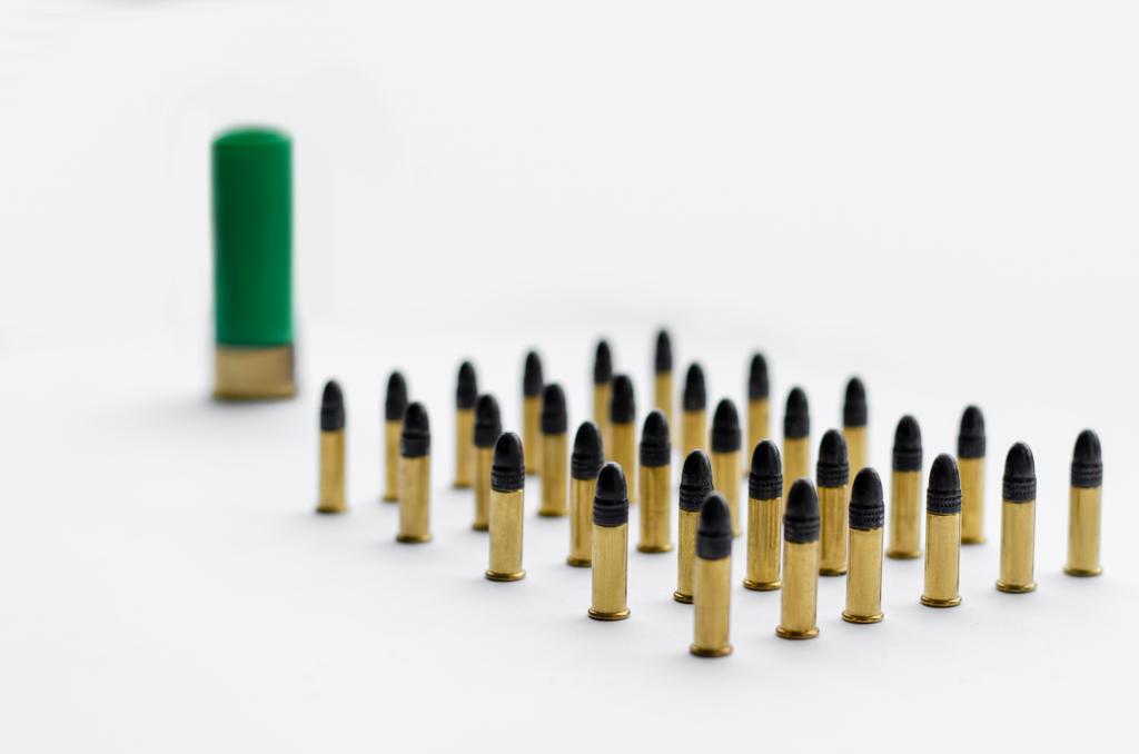 conjunto de balas militares no fundo branco  - Foto, Imagem