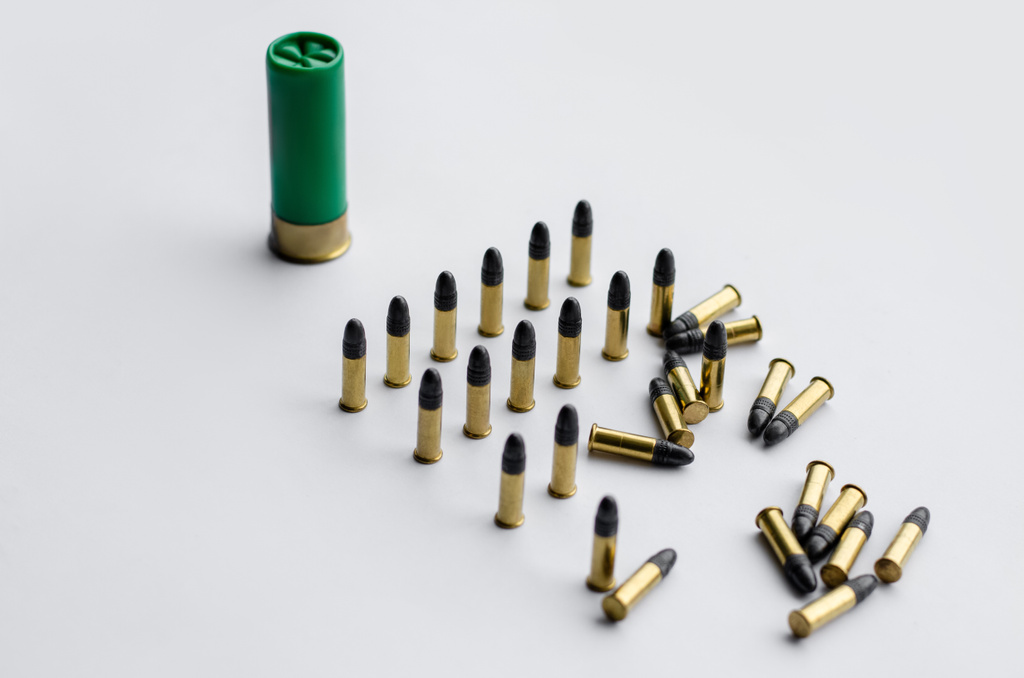 vista de ángulo alto de balas y cartucho de escopeta sobre fondo blanco  - Foto, Imagen