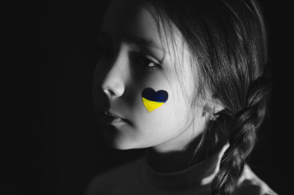 foto monocromática de menina frustrada com bandeira ucraniana pintada na bochecha isolada em preto  - Foto, Imagem