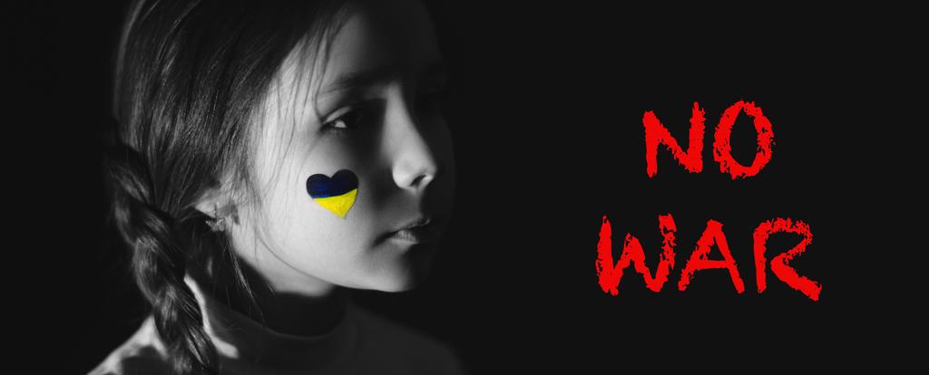 monochromatyczne zdjęcie sfrustrowanej dziewczyny z malowaną ukraińską flagą na policzku bez napisów wojennych na czarnym, sztandar - Zdjęcie, obraz