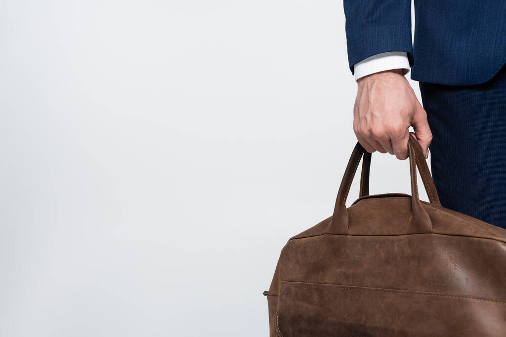 частичный взгляд экономиста с кожаным портфелем, изолированным на сером - Фото, изображение