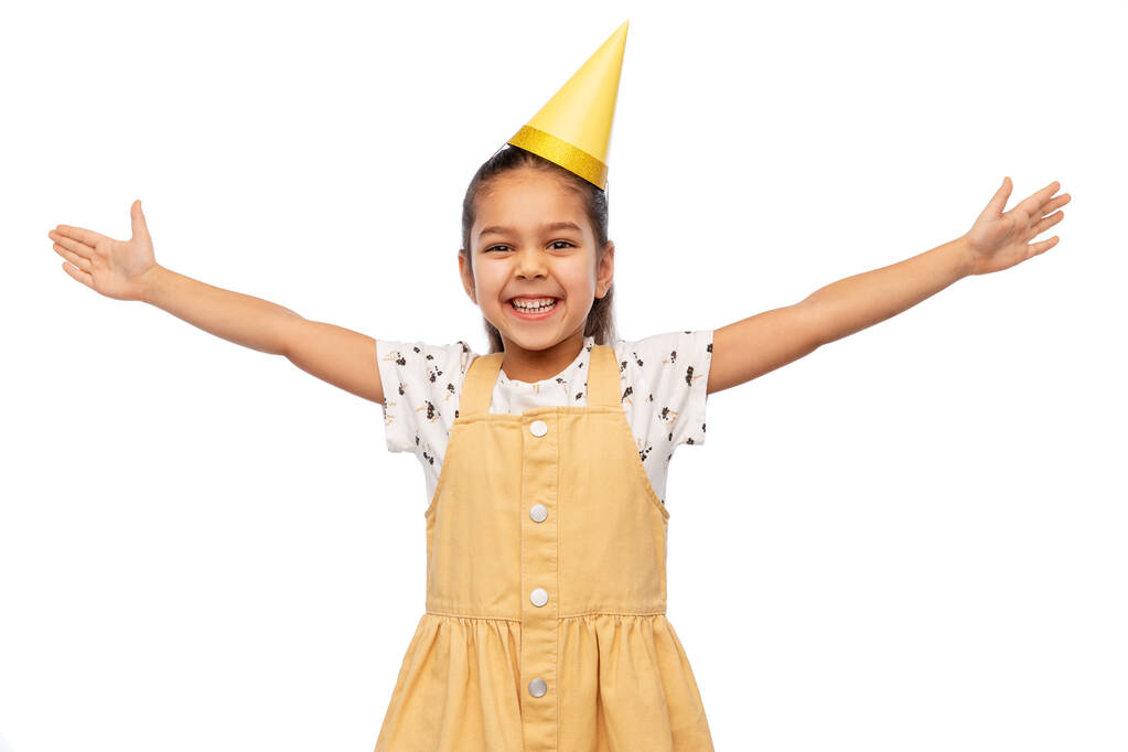 hymyilevä pieni tyttö syntymäpäiväjuhlissa hattu - Valokuva, kuva