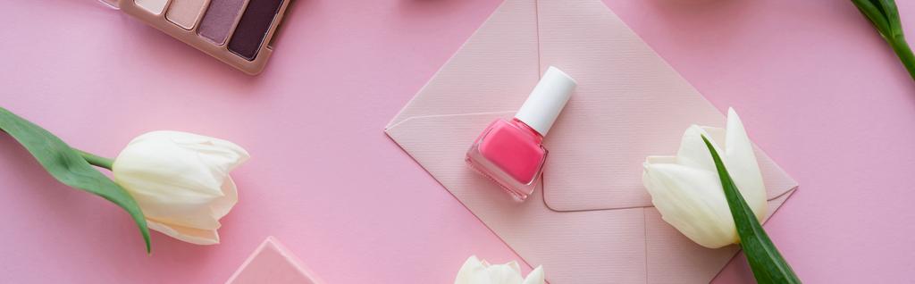 вид зверху на білі тюльпани біля конверта і лак для нігтів на рожевому, банер
 - Фото, зображення