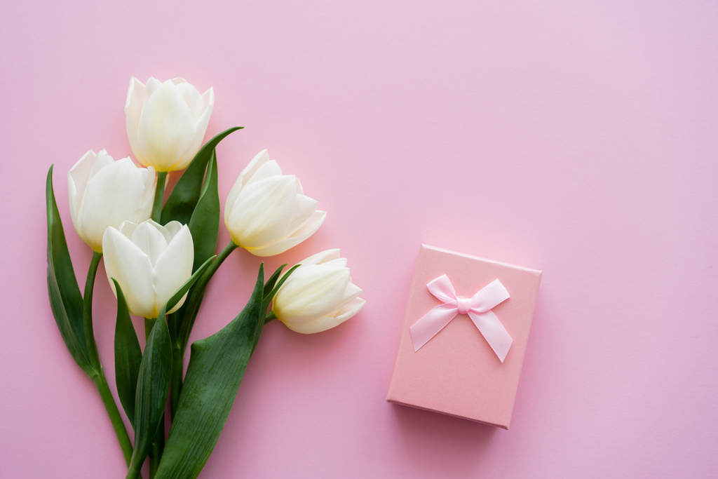widok górny z białymi tulipanami w pobliżu pudełka na różowy - Zdjęcie, obraz