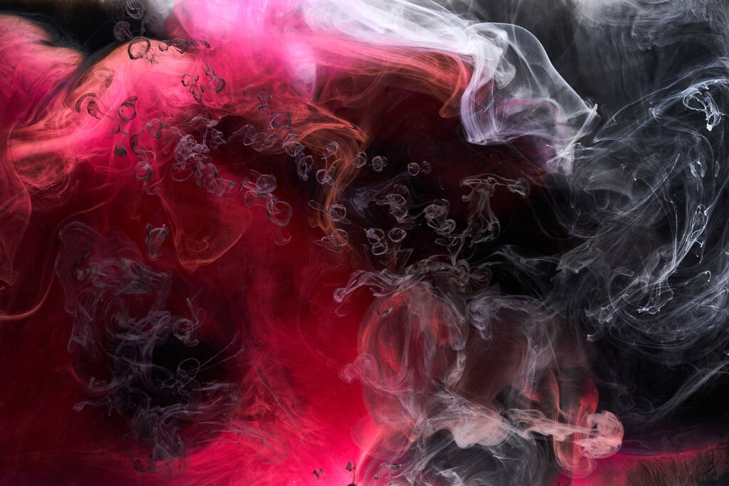 Черно-красный фон чернил, красочный туман, абстрактный вихревой океан, акриловый пигмент краски под водой, белый дым - Фото, изображение