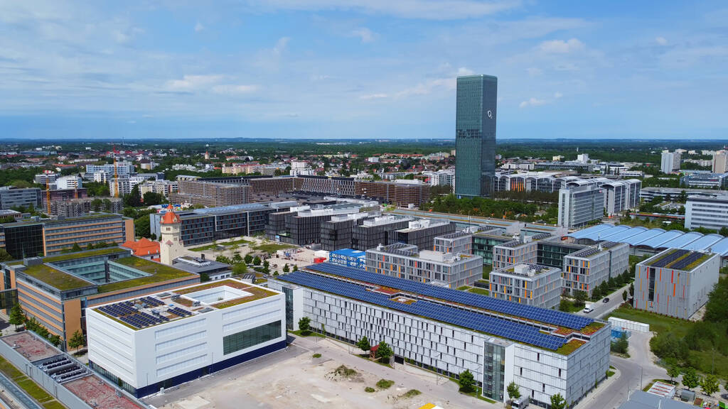 El moderno distrito de Munich con la Torre O2 en el Parque Olímpico - MUNICH, ALEMANIA - 03 DE JUNIO DE 2021 - Foto, imagen