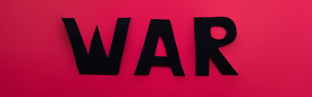Vista superior de letras de guerra de papel sobre fondo rojo, banner  - Foto, Imagen