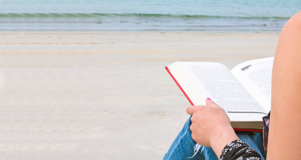 nainen rannalla rentouttava lukeminen - Valokuva, kuva