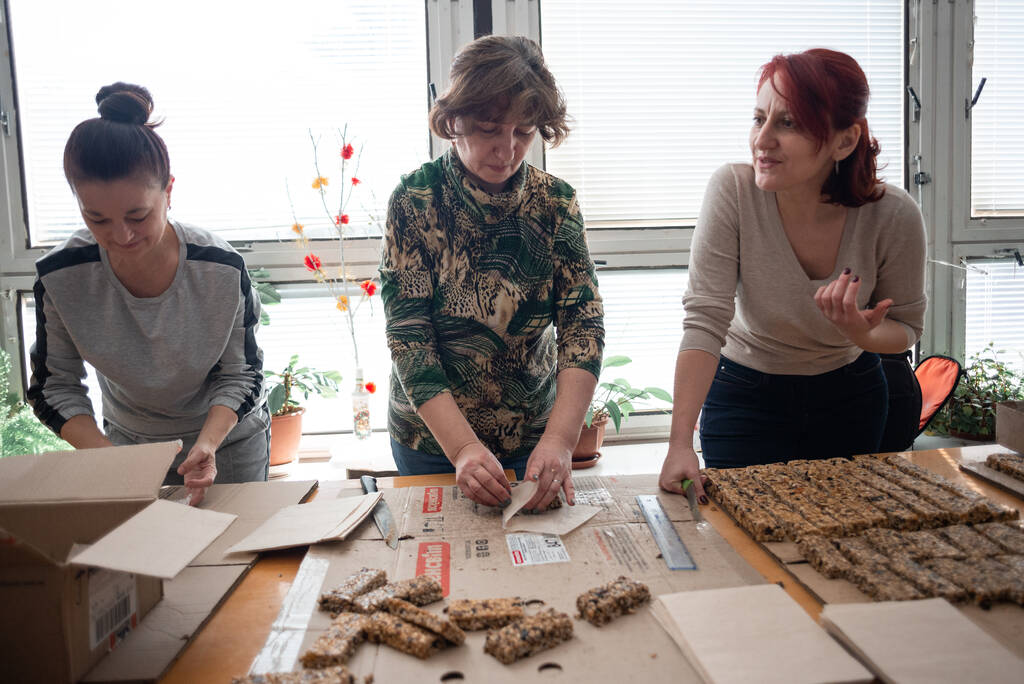 Iwano-Frankiwsk, Ukraine: 17. März 2022 - Frauen bereiten natürliche nahrhafte Proteinriegel für die ukrainischen Streitkräfte zu. Schulküche - Foto, Bild