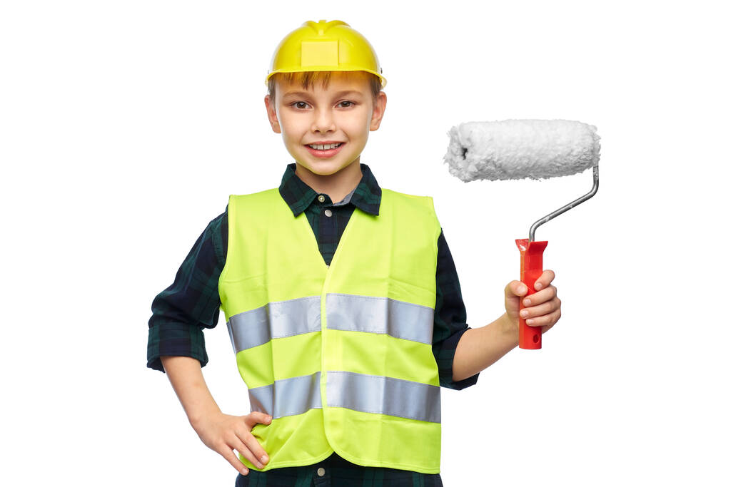 petit garçon en casque de protection avec rouleau de peinture - Photo, image