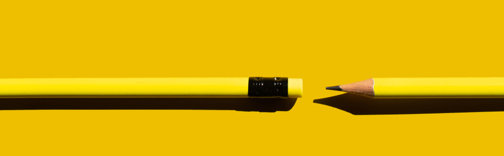 vista dall'alto di matite taglienti e gomma su sfondo giallo, banner - Foto, immagini