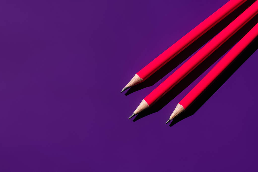 widok z góry ostrych ołówków na fioletowym tle  - Zdjęcie, obraz