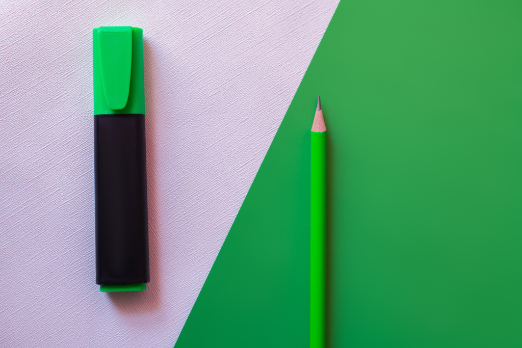 von oben mit Bleistift und Filzstift auf grün und während - Foto, Bild