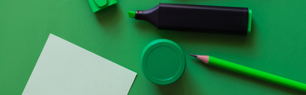 vue du haut du crayon, crayon, pot avec peinture et stylo marqueur près de la note de papier sur vert, bannière - Photo, image