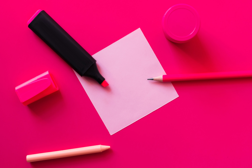 vista superior de artigos de papelaria perto de jarro com pintura e nota de papel em branco em rosa - Foto, Imagem