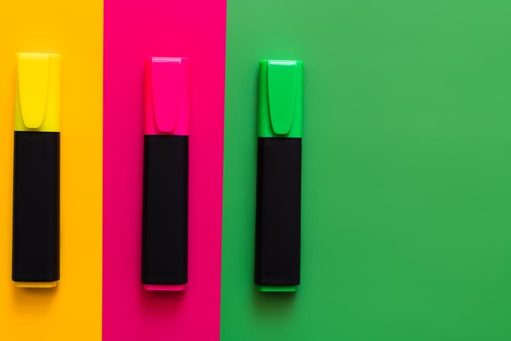 flat lay de canetas marcadores coloridos em fundo multicolorido  - Foto, Imagem