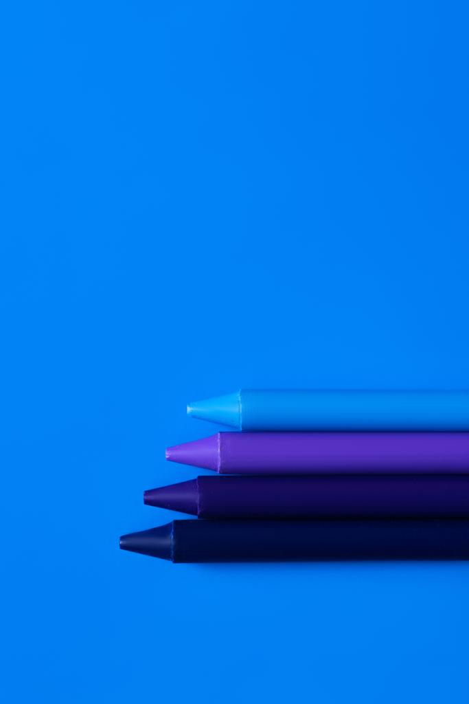 vista superior de crayones de gradiente azul sobre fondo brillante - Foto, Imagen