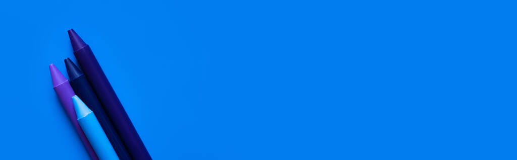 vista dall'alto dei pastelli di gradiente blu su sfondo luminoso, banner - Foto, immagini