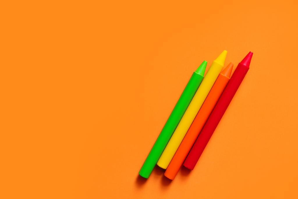vista superior de lápices de colores sobre fondo naranja - Foto, imagen