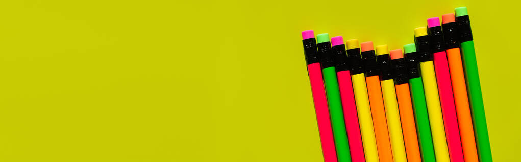 górny widok ołówków z gumkami na zielonym tle, baner - Zdjęcie, obraz