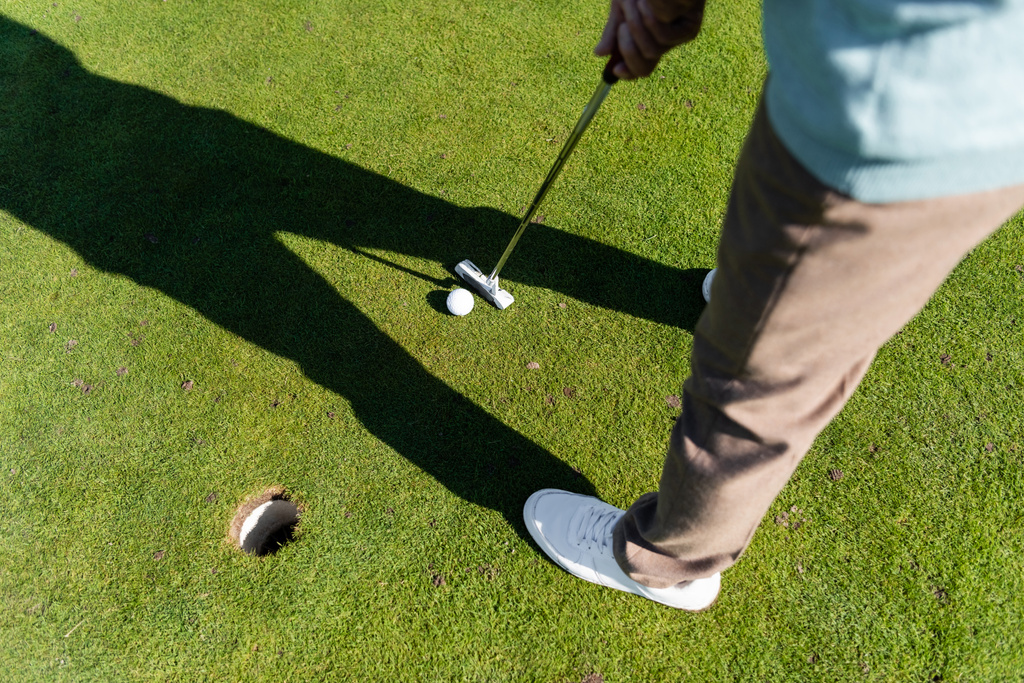 widok z góry człowiek w białe trampki gra w golfa na trawniku, baner - Zdjęcie, obraz