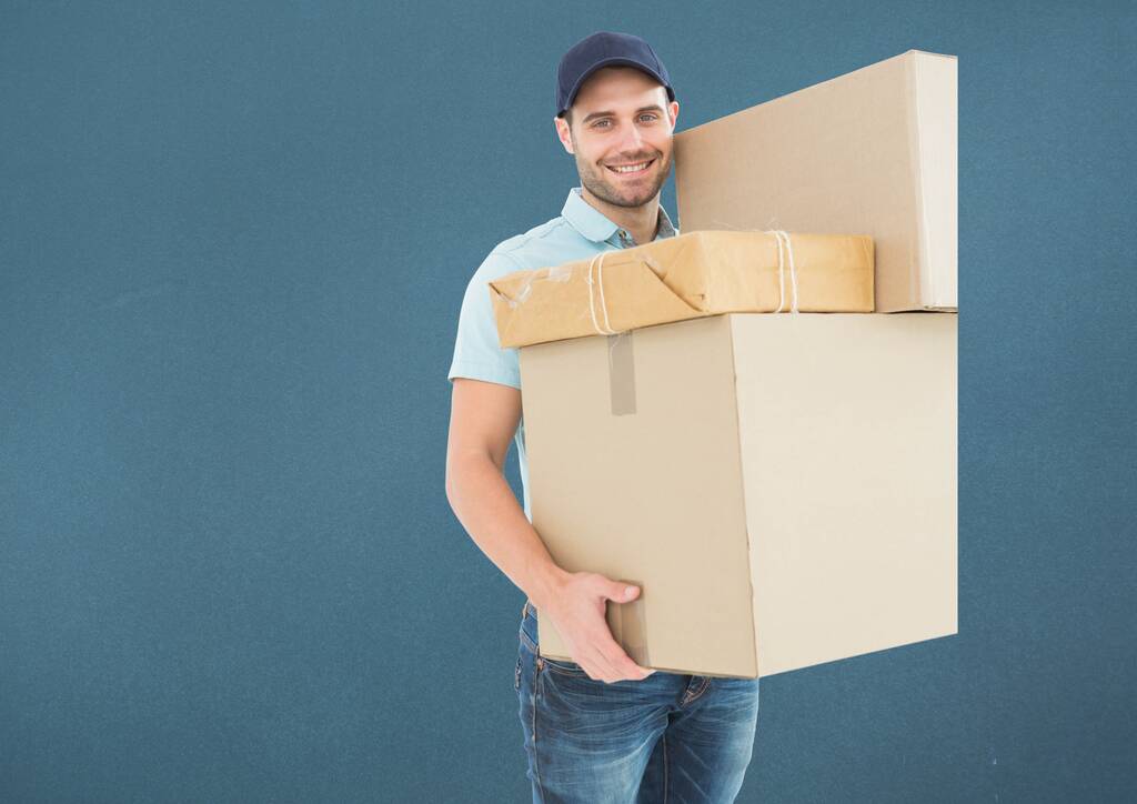 Портрет білого чоловіка, який тримає коробки на копіювальному просторі на синьому фоні. логістична концепція
 - Фото, зображення