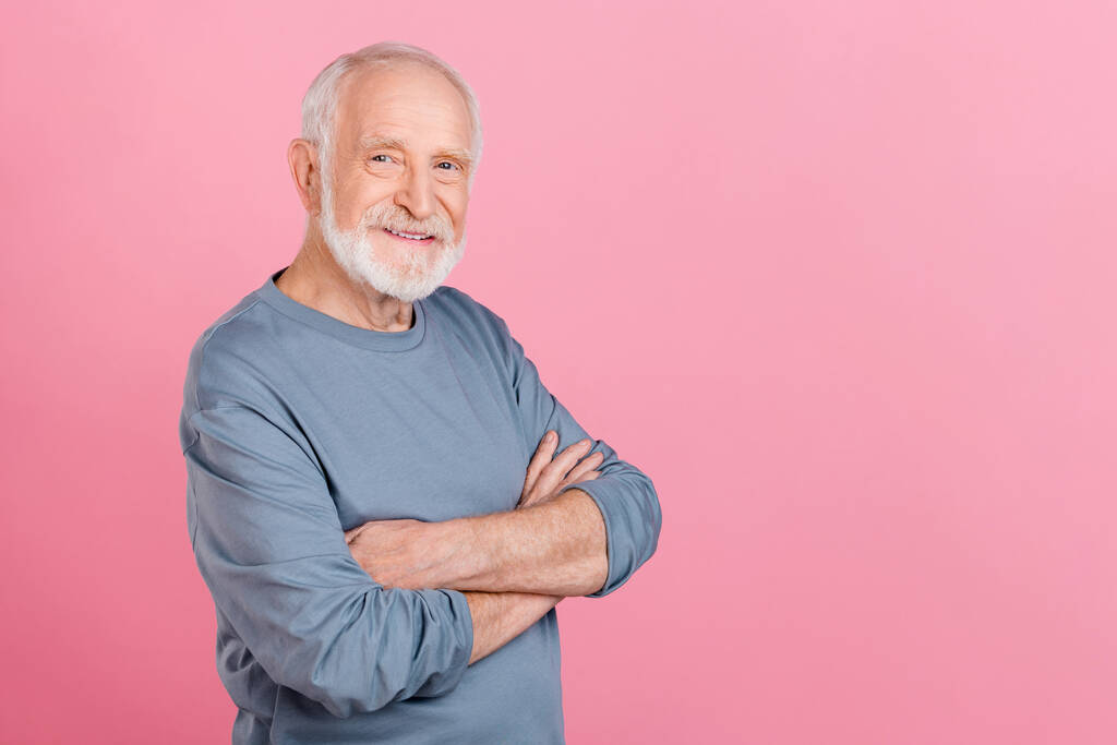 Foto di affascinante fiducioso ragazzo pensionato vestito grigio pullover braccia piegato spazio vuoto isolato colore rosa sfondo - Foto, immagini