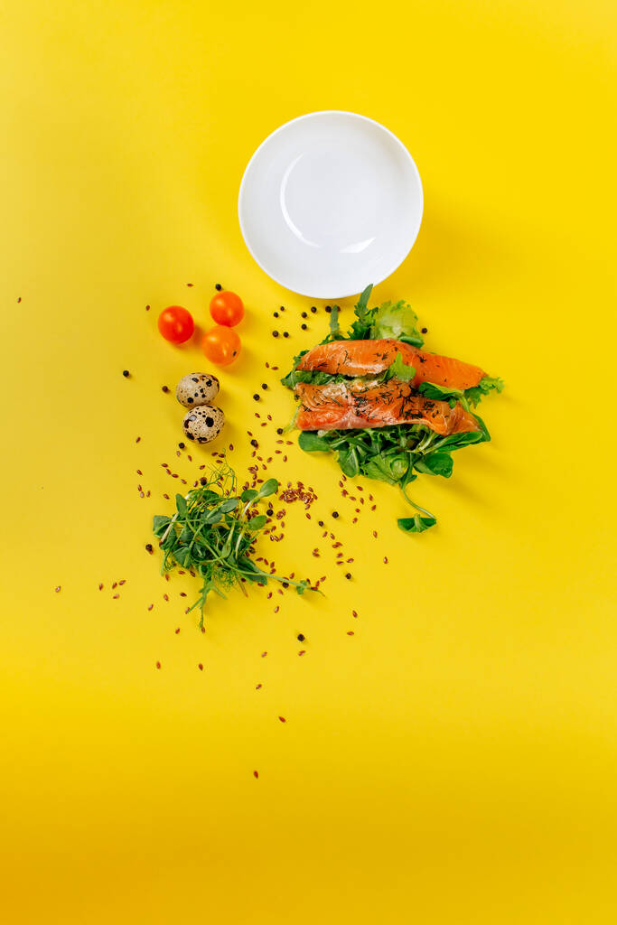 salaatti ainesosat keltaisella taustalla. Terveellistä ruokaa. Laadukas kuva - Valokuva, kuva