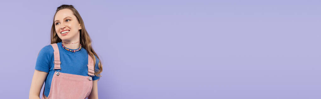 紫のバナーに身を包んだ陽気な女性 - 写真・画像