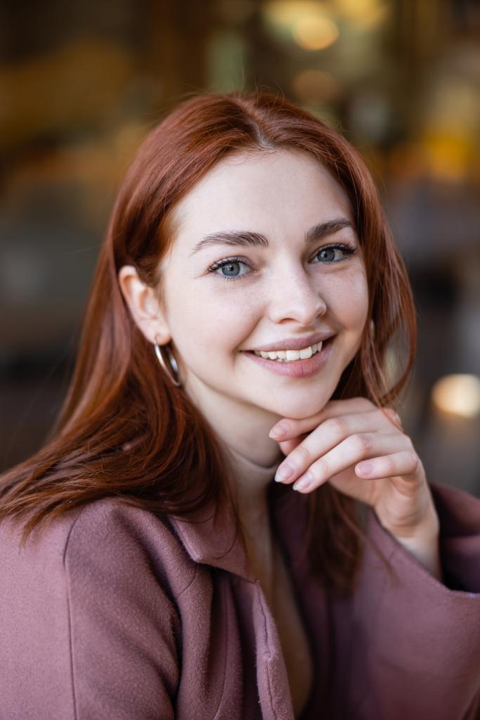 retrato de mujer joven y feliz con el pelo rojo  - Foto, imagen
