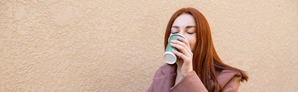 junge rothaarige Frau mit geschlossenen Augen, die Coffee to go trinkt, Banner - Foto, Bild