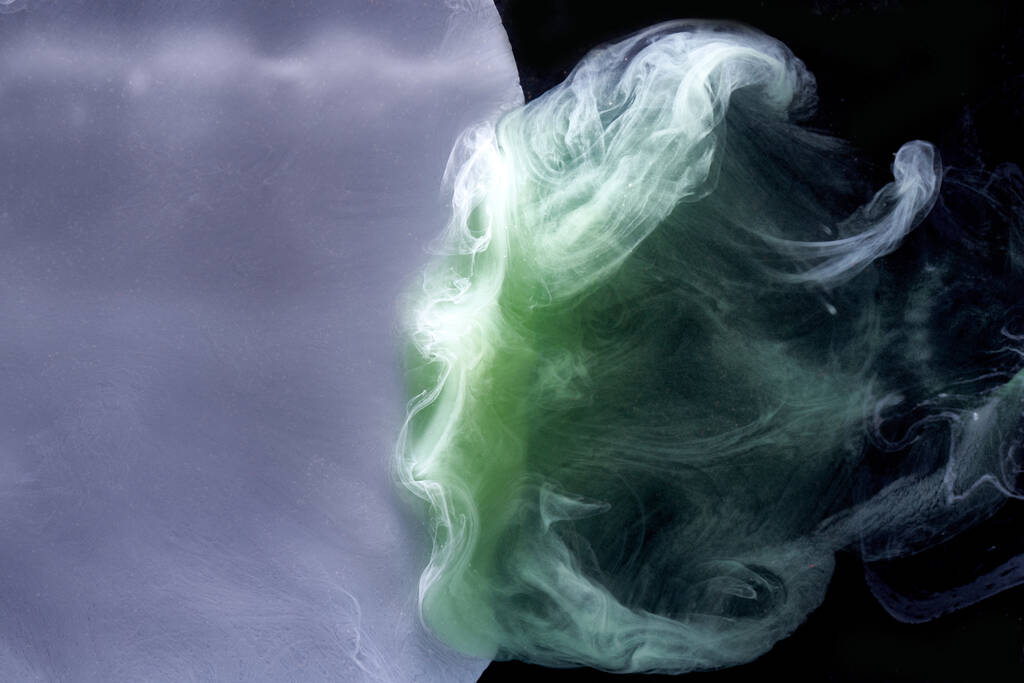 Zöld szürke füst fekete tinta háttér, színes köd, absztrakt örvénylő érintés óceán tenger, akril festék pigment víz alatt - Fotó, kép