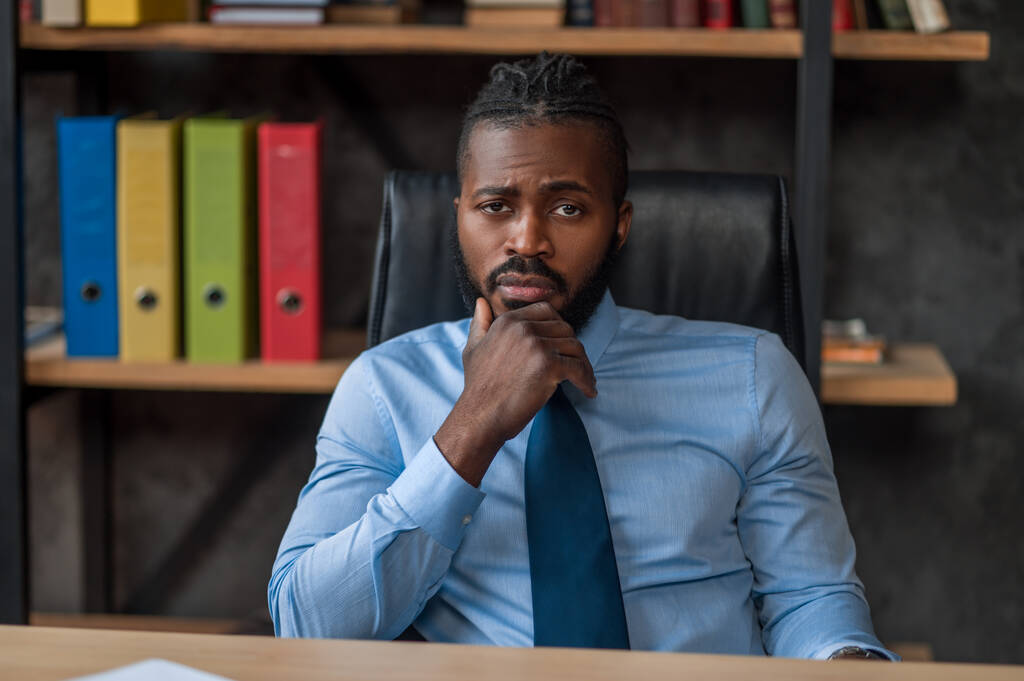 Entrepreneur masculin peu enthousiaste assis dans son bureau - Photo, image