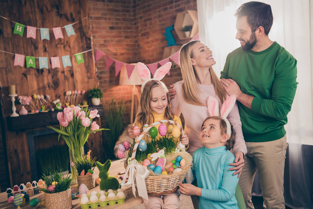 Portret czterech sielankowych spokojnych ludzi przytulić trzymać Wielkanoc koszyk jedzenie przygotować dom okazji w pomieszczeniach - Zdjęcie, obraz